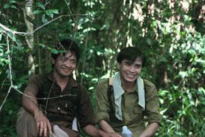 Our exceptional guides, To and Tha, take a well deserved break after a long uphill on day 3.