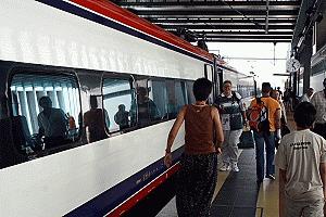 Steve's sister, Kathy, arrives by train in Aveiro from Lisboa after a long flight from Indiana.