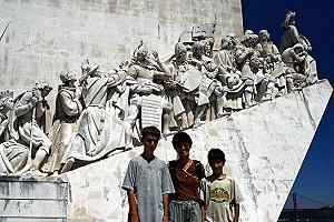 Therese, Peter and Paul in front of the Monument of Discoveries