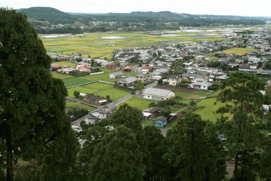 Overlooking the town of Aya