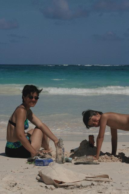 therese y paul a la playa en tulum