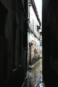 The narrow cobblestone streets remind us of Jaisalmer, India