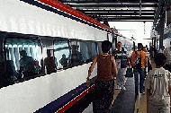 Steve's sister, Kathy, arrives by train in Aveiro from Lisboa after a long flight from Indiana.