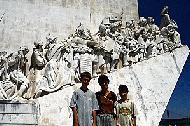 Therese, Peter and Paul in front of the Monument of Discoveries